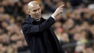 Zidane da indicaciones en el Clásico Español 