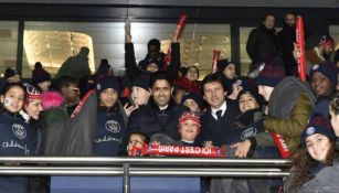 Nasser bin Ghanim Al-Khelaïfi Presidente del club con los niños de su fundación 