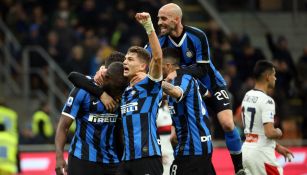 Jugadores del Inter festejan el primer gol de Romelu Lukaku