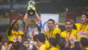 Moisés Muñoz levanta el trofeo tras ganar el Clausura 2013