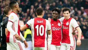Jugadores del Ajax festejan u gol ante el  Den Haag