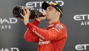 Charles Leclerc celebra un triunfo con Ferrari