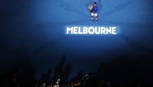 Djokovic presumiendo el trofeo de campeón en Australia 