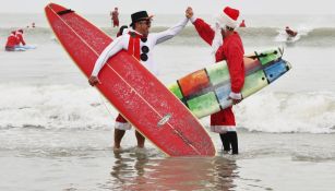 Surfistas vestidos de Santa Claus en playas de Florida