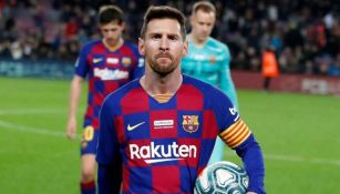 Messi sostiene el balón en un juego del Barcelona