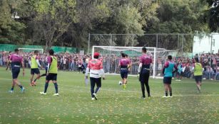 Chivas entrena ante aficionados en Verde Valle