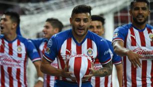 Jugadores de Chivas celebran un gol