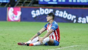 Alan Pulido en lamento durante un partido de Chivas