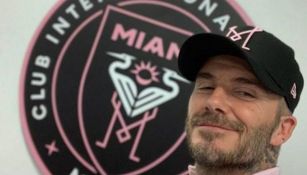 Beckham posa con el escudo y colores de su nuevo equipo 