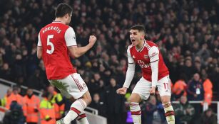 Sokratis y Lucas Torreira festejan un gol con el Arsenal