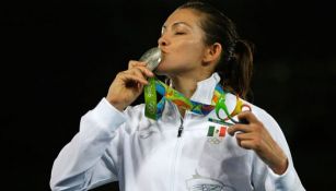 María besa la medalla de plata que obtuvo en Río 2016