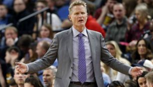Kerr reclama una jugada en un partido de los Warriors 