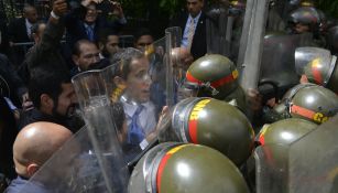 Juan Guaidó trata de ingresar al palacio legislativo venezolano