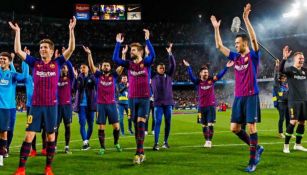 Jugadores del Barcelona festejan tras un juego de la temporada pasada