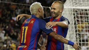 Neymar y Andrés Iniesta celebran un gol con el Barcelona