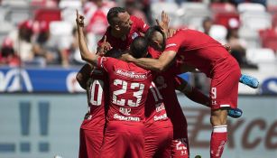Jugadores de Toluca festejan un gol 