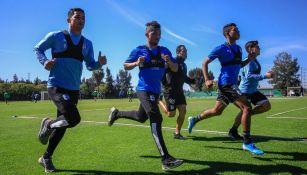Jugadores de Querétaro corren en un entrenamiento