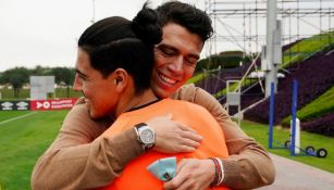 Héctor Moreno en abrazo con Érick Gutiérrez