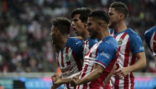 Chivas: jugadores rojiblancos festejan un gol