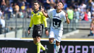 Saucedo festeja su primer gol con Pumas en la Liga MX