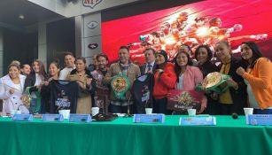 Óscar de la Hoya junto a varias figuras del box femenil