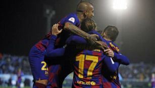 Jugadores del Barcelona festejan un gol vs Ibiza