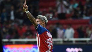 Chicote Calderón festeja su primer gol con Chivas
