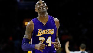 Kobe Bryant sonríe en un juego de los Lakers