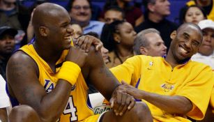 Shaquille O'Neal y Kobe Bryant sonríen durante un juego