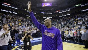 Kobe Bryant saludando a los aficionados de los Lakers