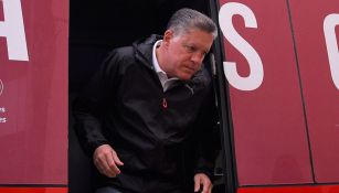 Ricardo Peláez se baja del autobús de Chivas