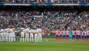 Jugadores del Real Madrid y Atlético guardan minuto de silencio