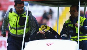 Hugo González tras lesionarse en el partido entre Necaxa y Puebla