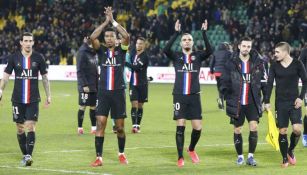 Jugadores del PSG celebran con su gente el triunfo ante Nantes