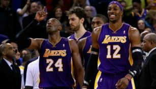 Kobe y Howard al entrar a la duela con los Lakers