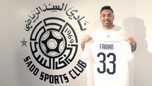 Marco Fabián posando con la playera del Al Sadd
