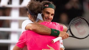 Federer y Nadal se abrazan después de un partido
