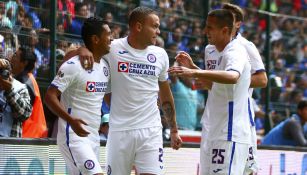 Elías, Cabecita y Piojo celebran un gol con Cruz Azul