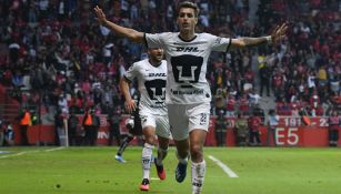 Juan Dinenno festeja un gol con Pumas