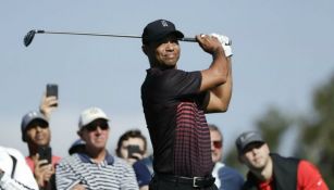 Woods dando el golpe de salida ante la admiración de los aficionados 