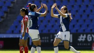 Jugadoras de Puebla Femenil celebrando un gol