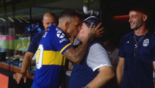 Maradona y Tevez en beso