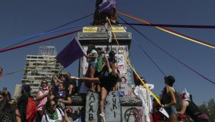 Mujeres manifestándose en la estatua La Moneda, en Santiago, Chile