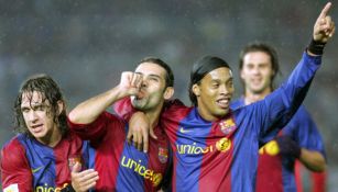 Rafa Márquez celebra un gol con Ronaldinho y Puyol
