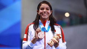Alejandra Orozco muestra una medalla en Panamericanos
