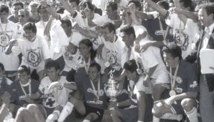 Cruz Azul celebrando su título de Liga en el Invierno 1997