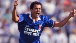 Carlos Hermosillo en un partido con Cruz Azul