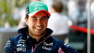 El piloto mexicano sonríe antes de un evento 