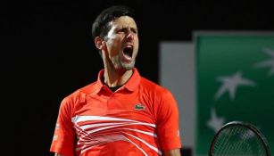 Novak Djokovic lanza un grito en un juego de tenis