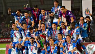 Jugadores del Puebla presumen el triunfo en la Copa MX